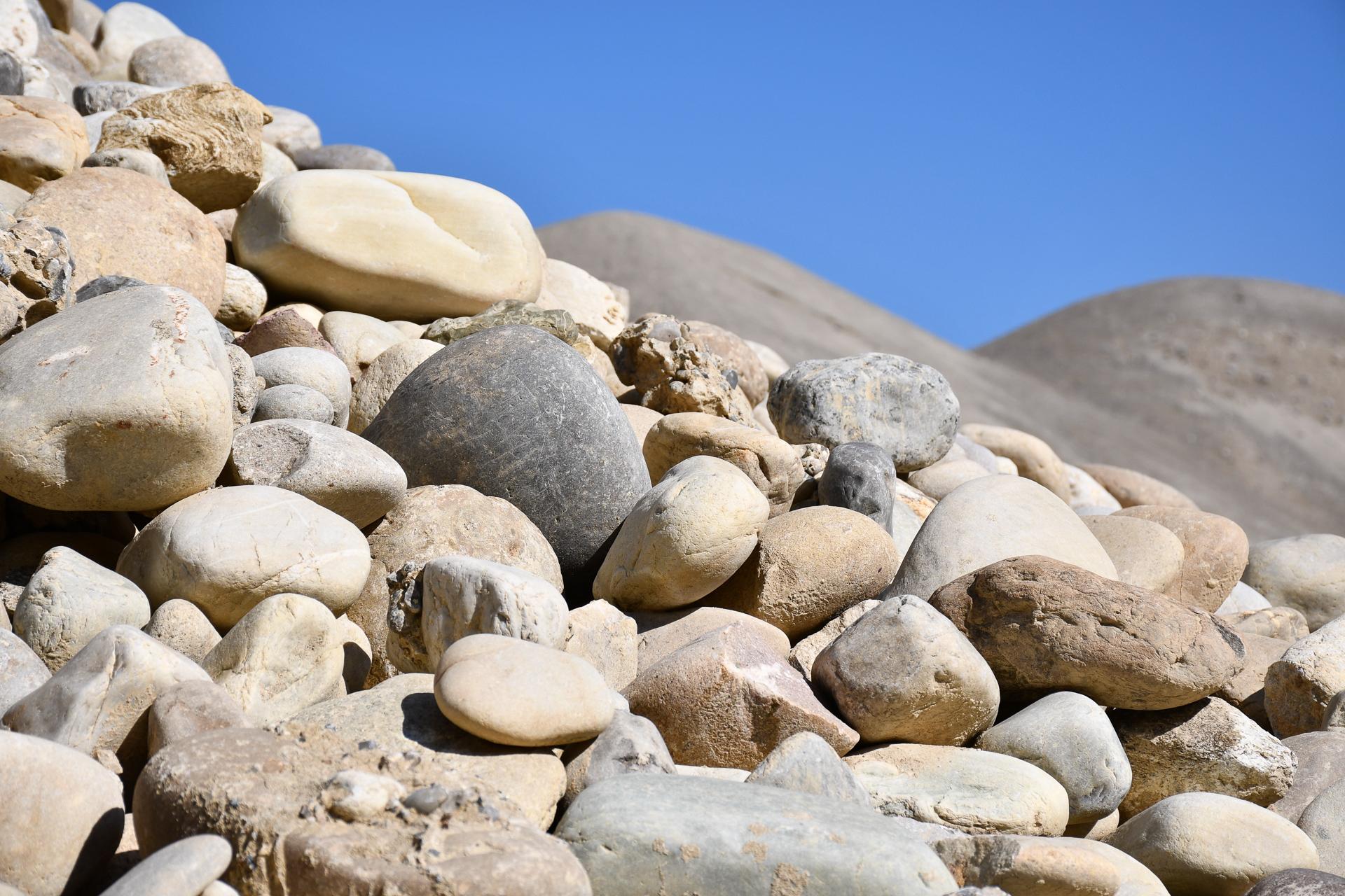 Verschiedene Steine auf einem Haufen mit blauem Himmel im Hintergrgund