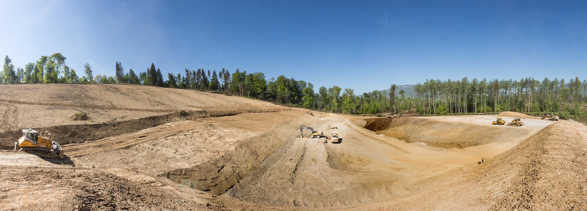 Mehrere Bagger in einem grossen Gesteinsbecken: Vigier Beton hebt aus.
