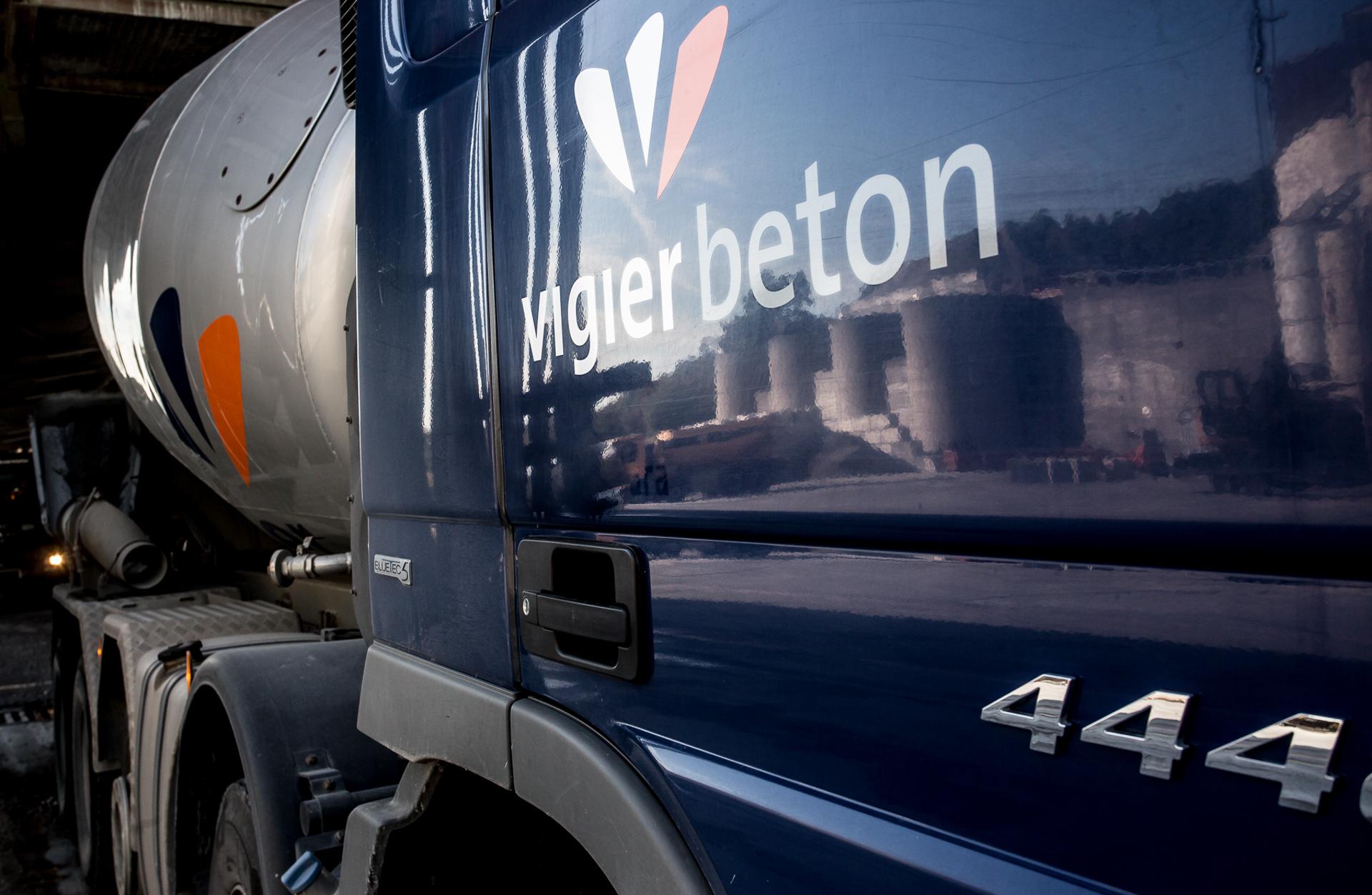 Ein blau-grauer Betonmischer von Vigier beton