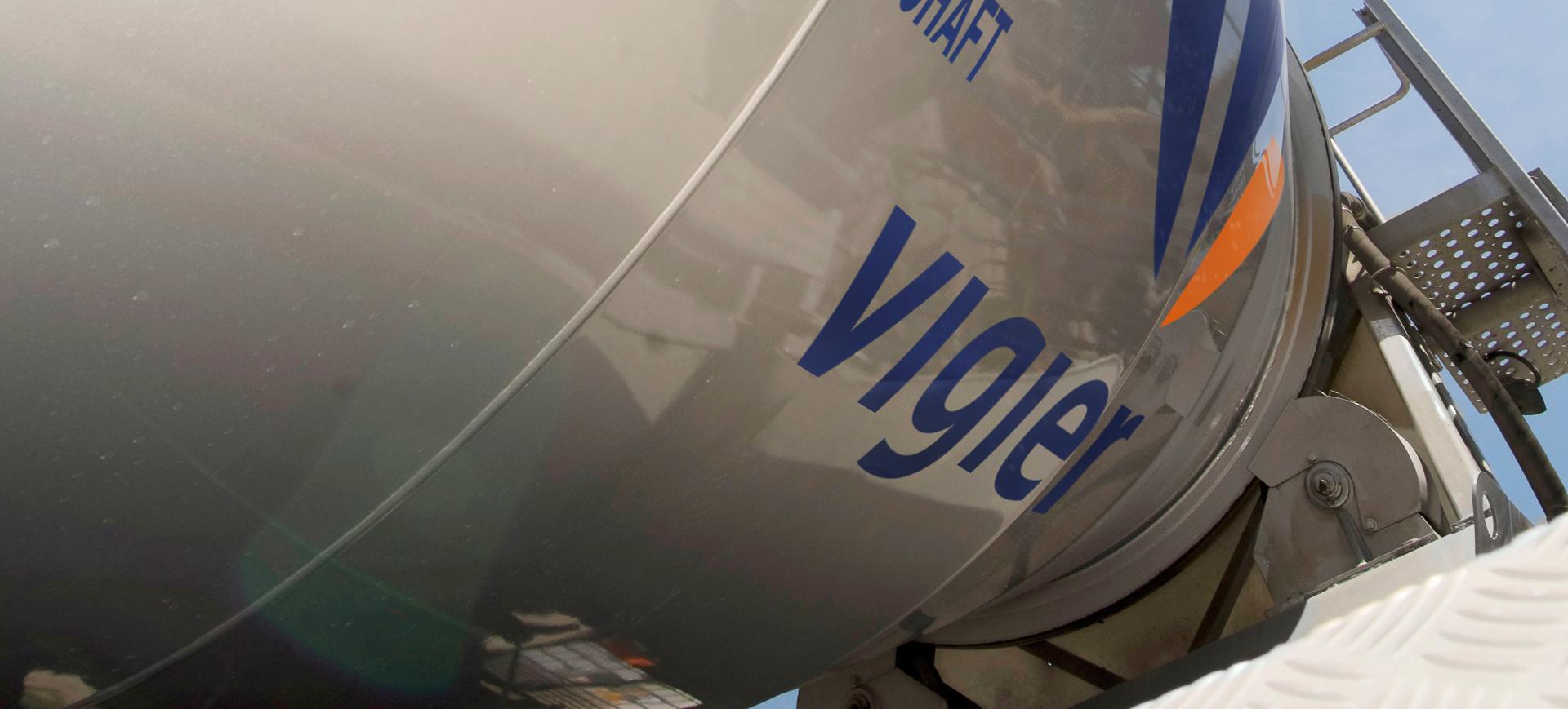 Nahaufnahme eines Betonmischer LKW. Das Logo von Vigier ist darauf gross zu sehen.