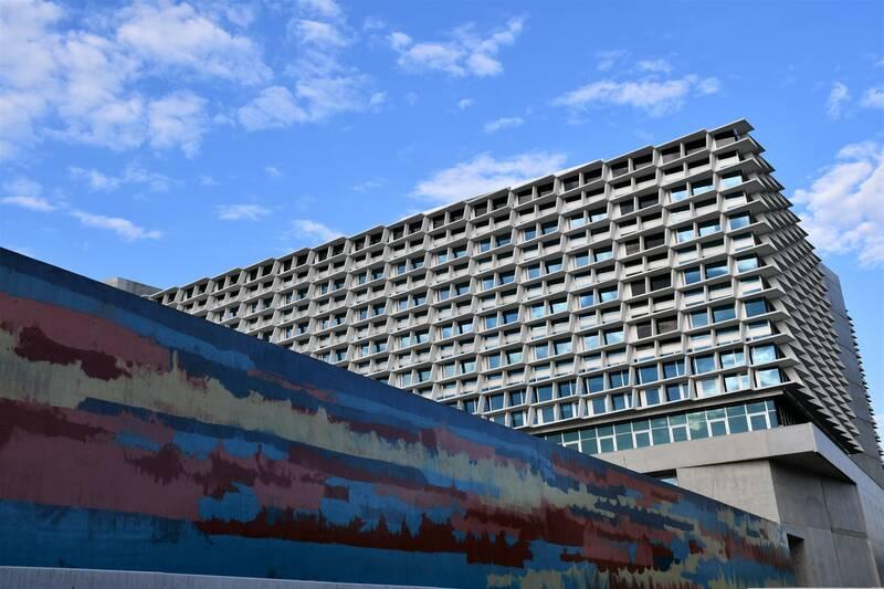 Eine farbige Betonwand vor dem Bürgerspital in Solothurn